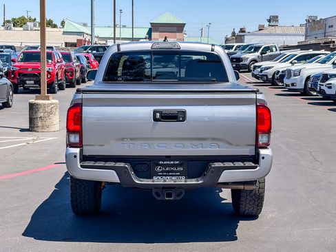 Used 2019 Toyota Tacoma TRD Off-Road w/ TRD Premium Off Road Package AWD/4WD image 3