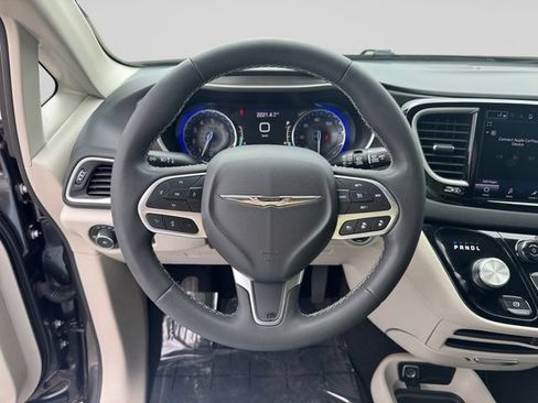 Used 2023 Chrysler Pacifica Touring-L FWD image 11