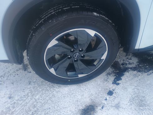 Used 2024 Nissan Rogue SV image 4