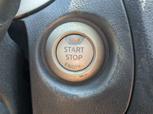 Used 2011 Nissan Juke SV FWD image 31