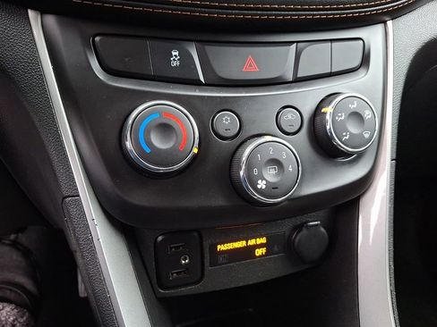 Used 2021 Chevrolet Trax LT w/ LT Convenience Package image 18