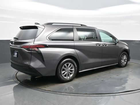Used 2022 Toyota Sienna LE image 6