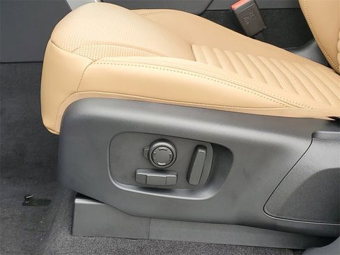 New 2025 Land Rover Discovery Dynamic SE image 12