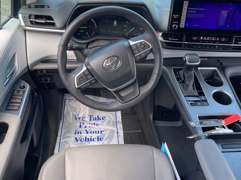 Used 2025 Toyota Sienna XLE FWD image 10