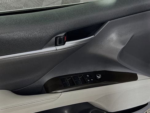 Used 2021 Toyota Camry XLE image 17