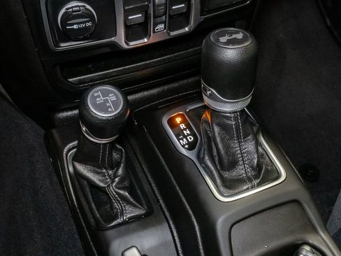 Used 2025 Jeep Wrangler Unlimited Sahara image 19