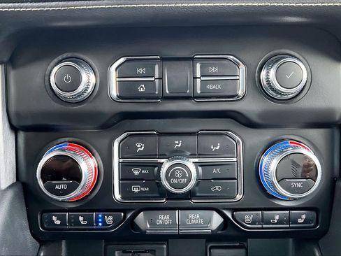 Used 2021 GMC Yukon XL SLT w/ SLT Premium Package image 34