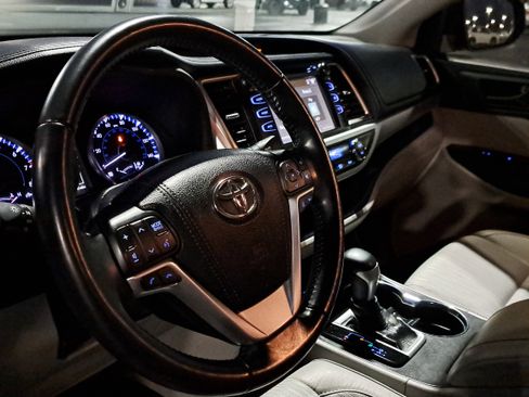 Certified 2018 Toyota Highlander Plus w/ Carpet Mat Package (TMS) image 18