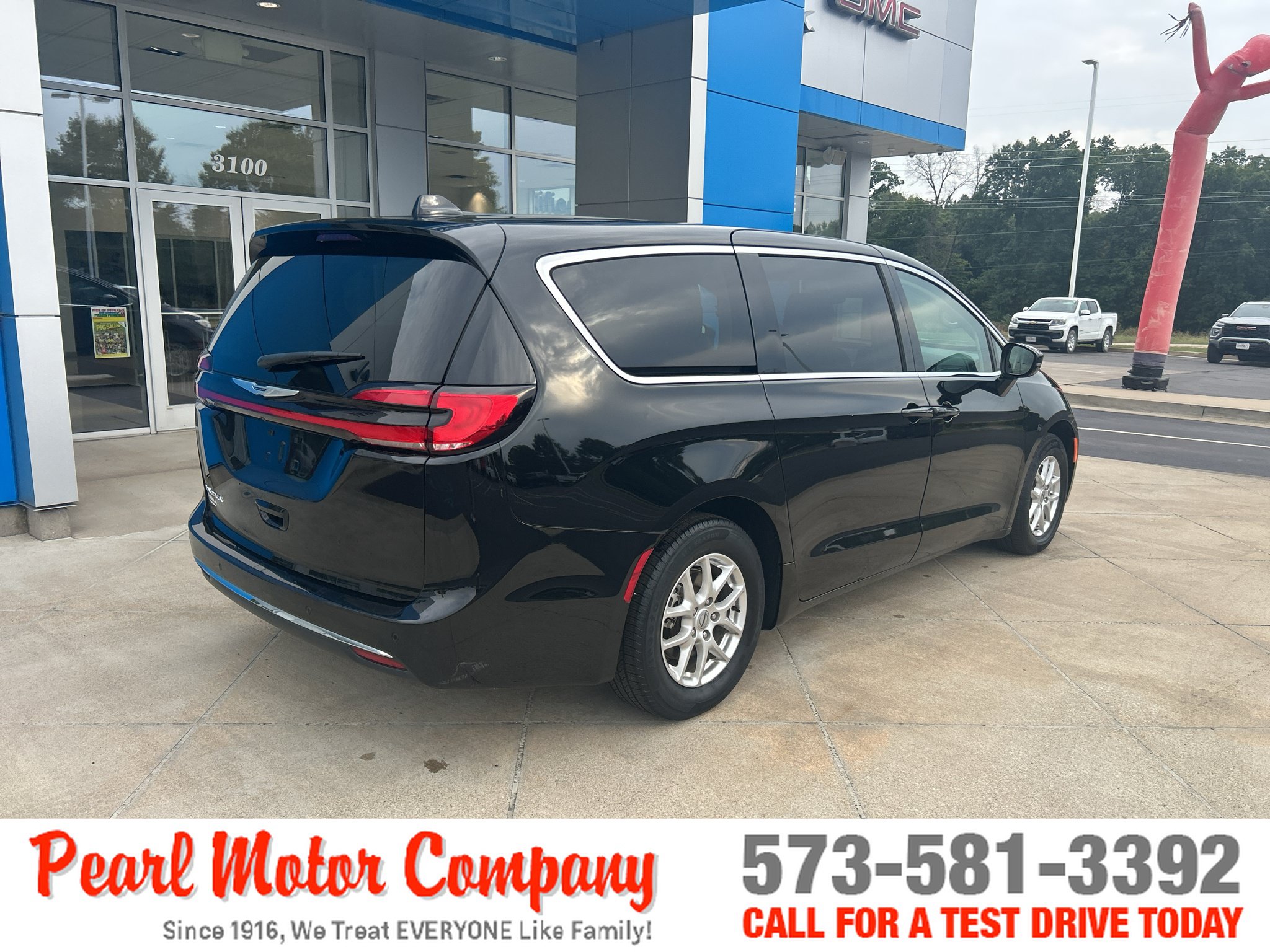 Used 2024 Chrysler Pacifica Touring-L FWD image 4