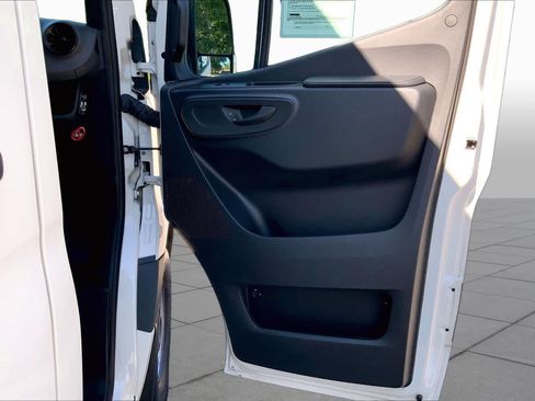 Used 2022 Mercedes-Benz Sprinter 2500 image 24