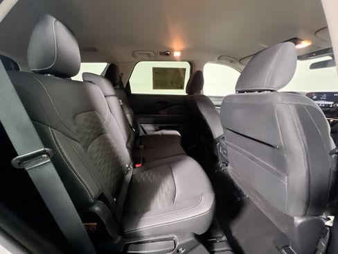 Used 2025 Nissan Pathfinder SV FWD image 33