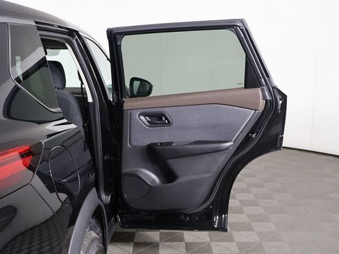 Used 2023 Nissan Rogue S AWD/4WD image 18