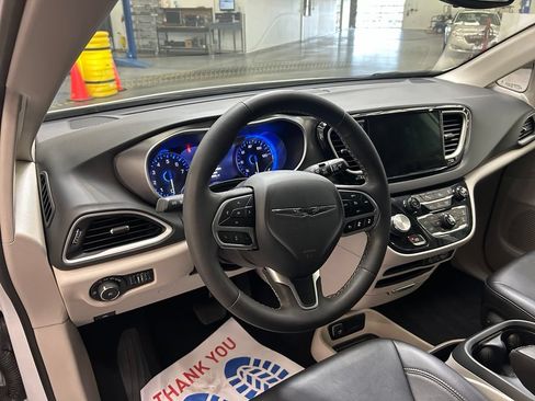 Used 2024 Chrysler Pacifica Touring-L FWD image 17