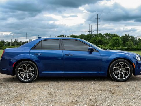 Used 2018 Chrysler 300 S w/ 300S Premium Group RWD image 9
