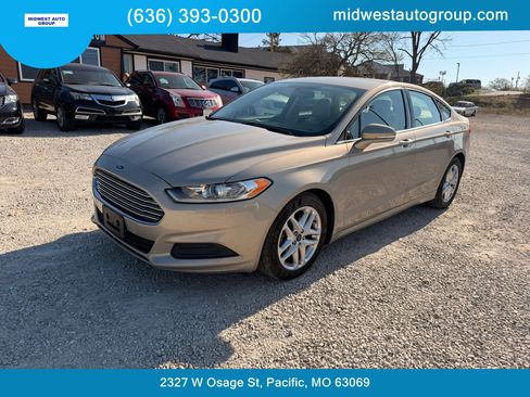 Used 2015 Ford Fusion SE image 1