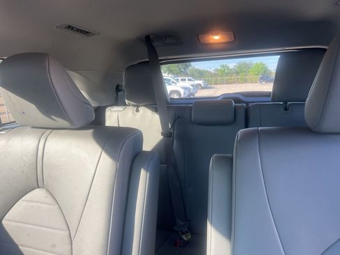 Used 2024 Toyota Highlander XLE FWD image 14