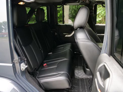 Used 2017 Jeep Wrangler Unlimited Sahara w/ Quick Order Package 23E Chief AWD/4WD image 29