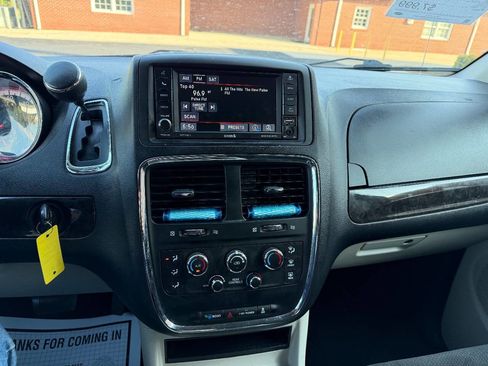 Used 2016 Dodge Grand Caravan SXT w/ UConnect Hands-Free Group FWD image 18