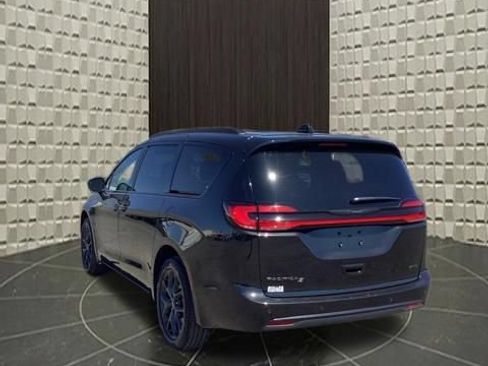 Certified 2023 Chrysler Pacifica Touring-L w/ S Appearance Package AWD/4WD image 7