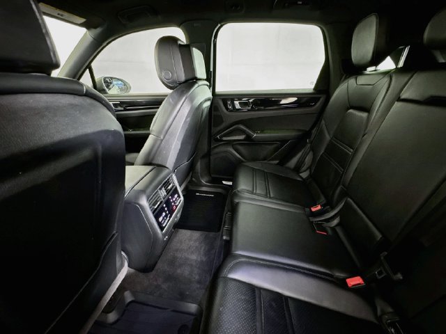 Used 2023 Porsche Cayenne AWD/4WD image 21