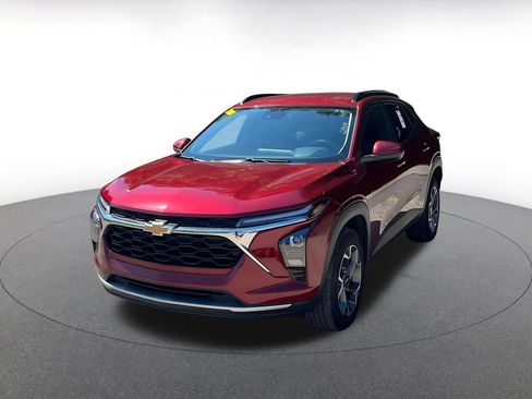 Used 2025 Chevrolet Trax LT FWD image 3