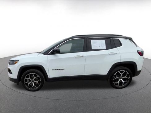 Used 2025 Jeep Compass Limited image 9