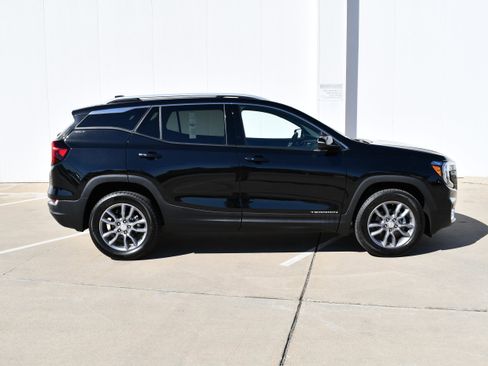 Used 2024 GMC Terrain SLT image 5