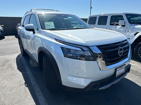 Certified 2025 Nissan Pathfinder SL w/ SL Premium Package AWD/4WD image 2