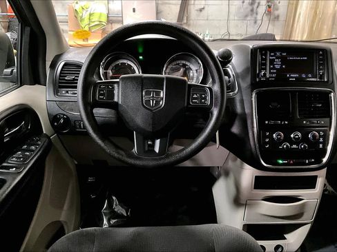 Used 2019 Dodge Grand Caravan SE w/ UConnect Hands-Free Group image 5