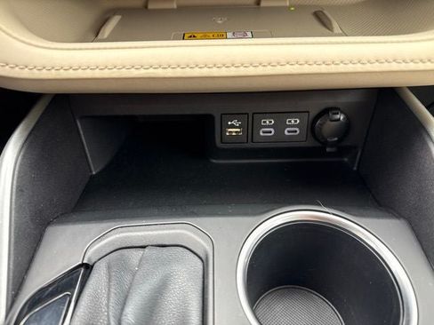 Used 2024 Toyota Highlander XLE AWD/4WD image 37
