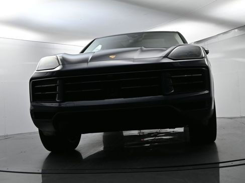 Used 2025 Porsche Cayenne image 55
