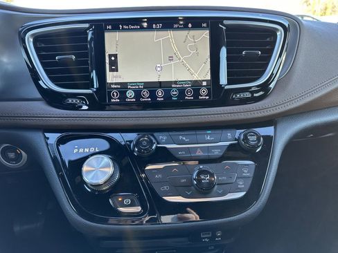 Certified 2020 Chrysler Pacifica Limited w/ Advanced Safetytec Group image 11