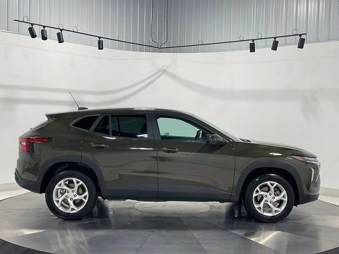 Used 2024 Chevrolet Trax LS w/ LS Convenience Package FWD image 10