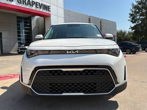 Used 2025 Kia Soul LX w/ LX Technology Package FWD image 3