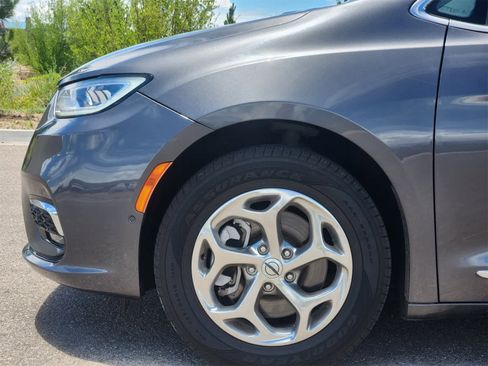 Used 2021 Chrysler Pacifica Limited w/ Premium & Safety Sphere Group image 9