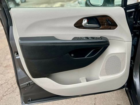 Used 2021 Chrysler Pacifica Limited w/ Uconnect Theater Family Group image 10