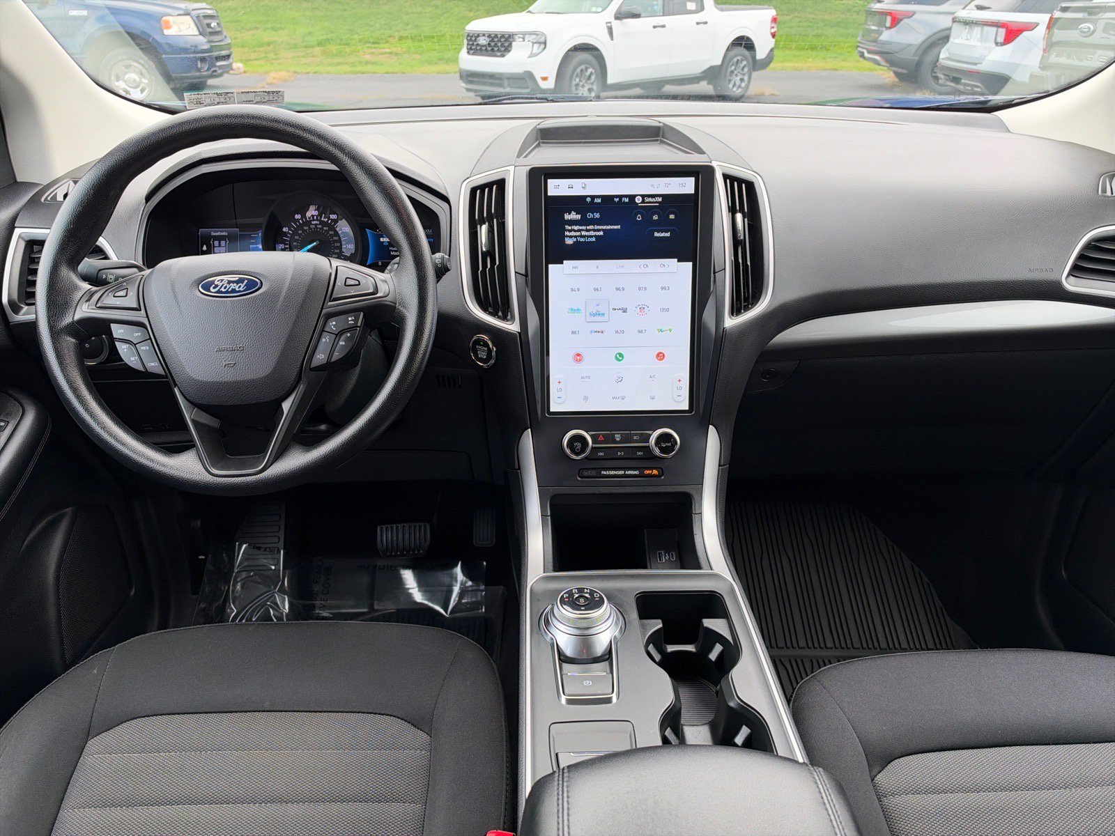 Certified 2024 Ford Edge SE w/ Black Appearance Package AWD/4WD image 3
