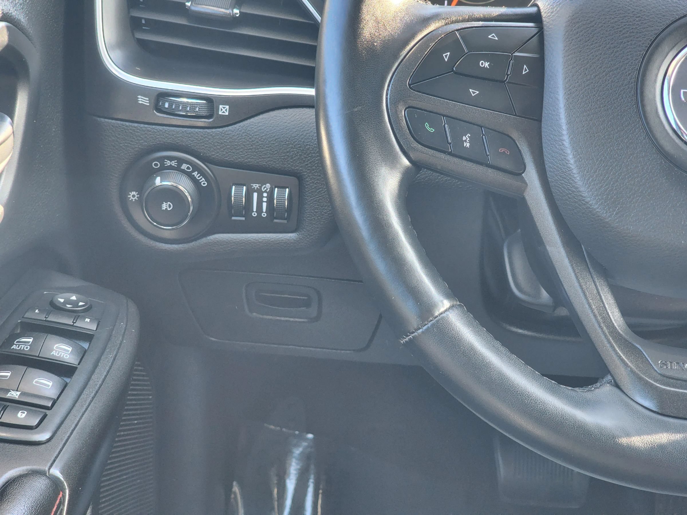 Used 2019 Jeep Cherokee Trailhawk w/ Cold Weather Group AWD/4WD image 11