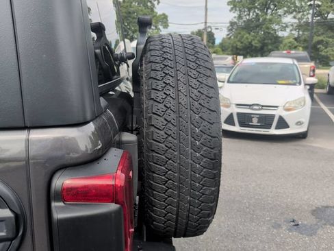 Used 2018 Jeep Wrangler Unlimited Sahara AWD/4WD image 2