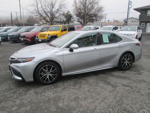 Used 2024 Toyota Camry SE FWD image 3