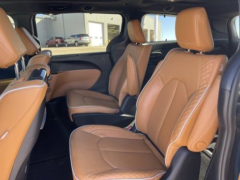Used 2023 Chrysler Pacifica Pinnacle image 16