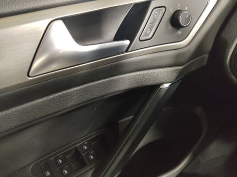 Used 2015 Volkswagen Golf S image 27