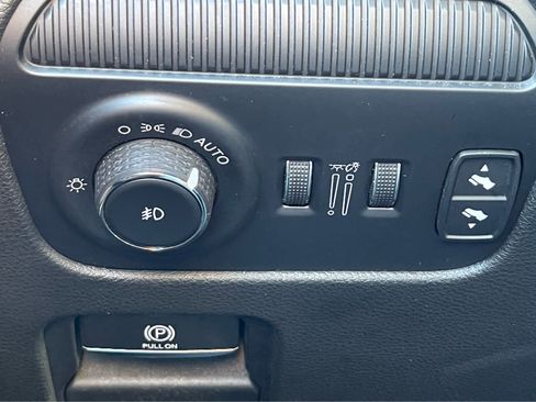 Used 2023 Jeep Wagoneer Series III w/ Preferred Equipment Group image 16