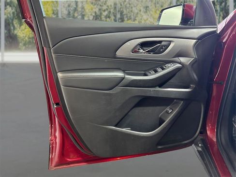 Used 2021 Chevrolet Traverse LT image 18