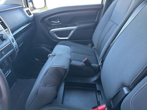 Used 2018 Nissan Titan SV image 23