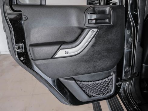 Used 2016 Jeep Wrangler Unlimited Rubicon image 40