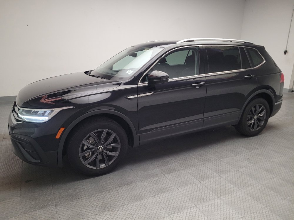 Used 2023 Volkswagen Tiguan SE w/ Panoramic Sunroof Package FWD image 2