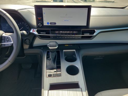 Used 2025 Toyota Sienna XLE FWD image 16