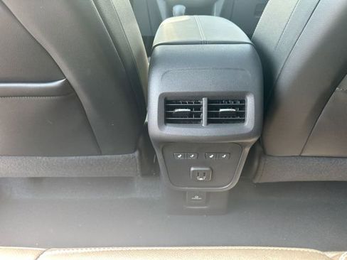 Used 2023 Chevrolet Equinox Premier AWD/4WD image 23