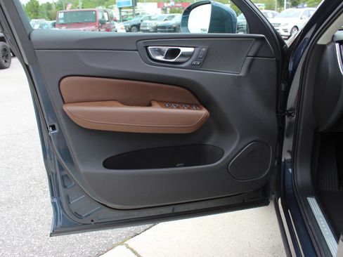 Used 2018 Volvo XC60 T5 Momentum w/ Convenience Package AWD/4WD image 10